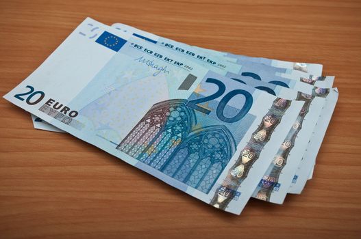 man pay with banknot of twenty euros