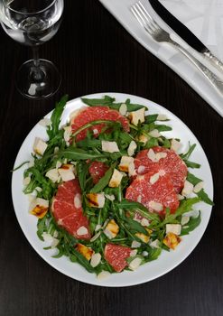 Salad with grilled chicken and arugula, grapefruit, almonds