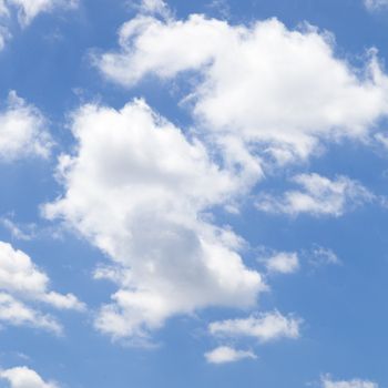 Clouds in the sky On a clear day, bright in the daytime.