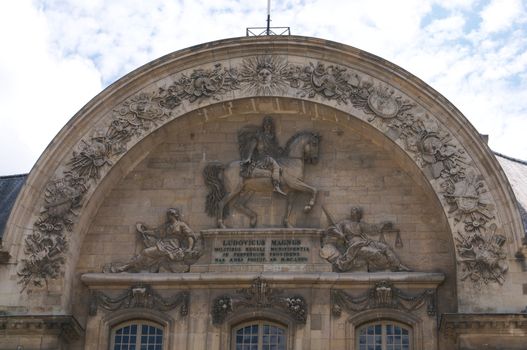 The picture of the bas-relief statue at the house of invalides