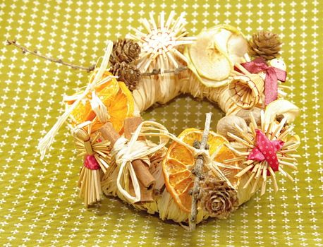 Christmas straw wreath decoration - photo captures and presents various details of Christmas straw wreath, such as dried orange and apple, straw figurines...