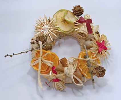 Christmas straw wreath decoration - photo captures and presents various details of Christmas straw wreath, such as dried orange and apple, straw figurines...