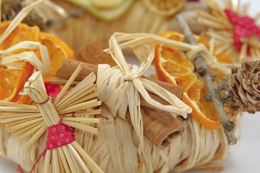 Christmas straw wreath decoration - photo captures and presents various details of Christmas straw wreath, such as dried orange and apple, straw figurines...