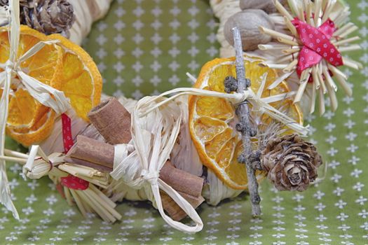 Christmas straw wreath decoration - photo captures and presents various details of Christmas straw wreath, such as dried orange and apple, straw figurines...