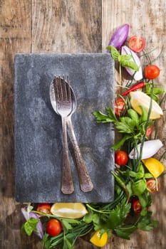 Presentation of a flat stone with vegetables