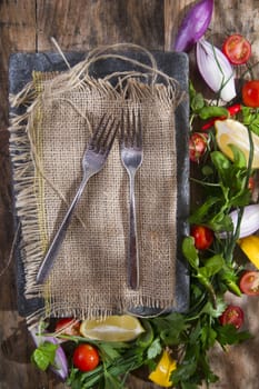 Presentation of a flat stone with vegetables