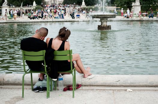 couple in Tuileries garden in Paris