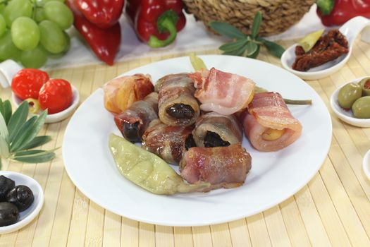 Tapas stuffed with prunes, figs and apricots