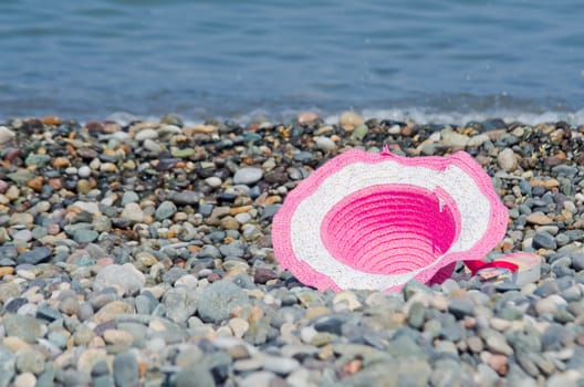 beach hat lying on the rocks