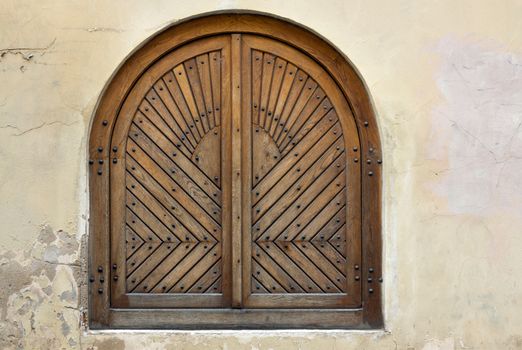 Image of the entrance gate - old door