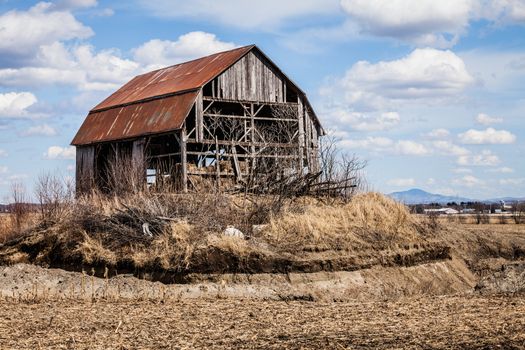 Old Abandoned Rusty Old barn in the Middle of nowhere !