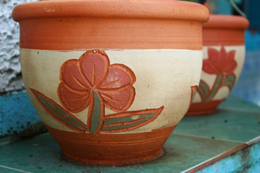 The pottery floral designs is a traditional artwork.Can see in everywhere.