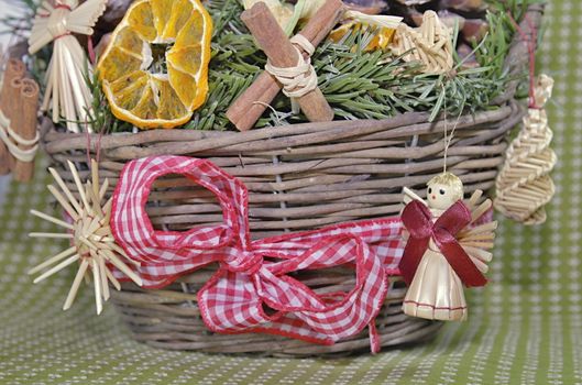 Christmas straw wreath decoration - photo captures and presents various details of Christmas straw wreath, such as dried orange and apple, straw figurines...