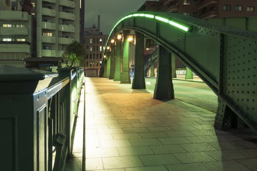 illuminated urban way with metallic arc structure