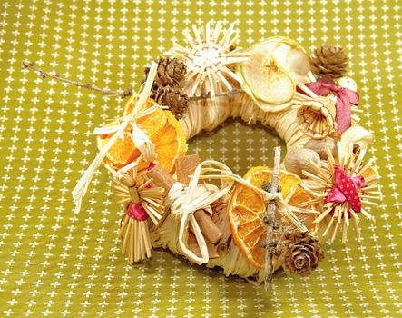 Christmas straw wreath decoration - photo captures and presents various details of Christmas straw wreath, such as dried orange and apple, straw figurines...