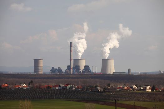 Power plant with cooling towers