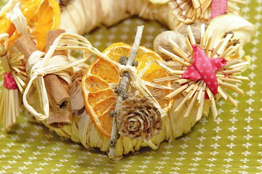 Christmas straw wreath decoration - photo captures and presents various details of Christmas straw wreath, such as dried orange and apple, straw figurines...