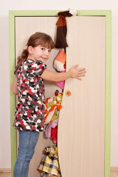 panic little girl trying to close the closet 