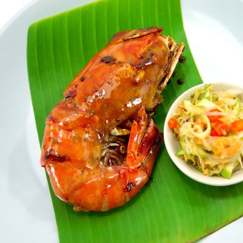 Large sweet shrimp with honey and mango salad.
