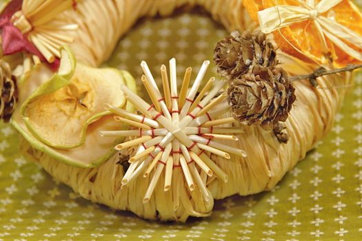 Christmas straw wreath decoration - photo captures and presents various details of Christmas straw wreath, such as dried orange and apple, straw figurines...