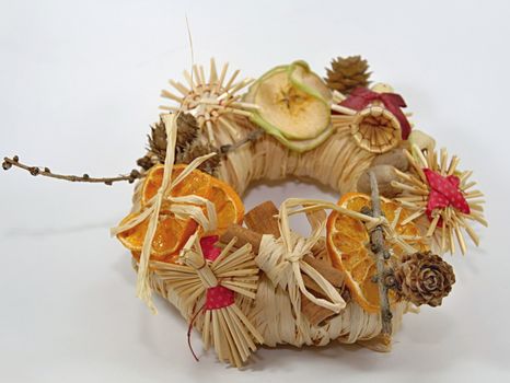 Christmas straw wreath decoration - photo captures and presents various details of Christmas straw wreath, such as dried orange and apple, straw figurines...