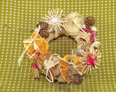 Christmas straw wreath decoration - photo captures and presents various details of Christmas straw wreath, such as dried orange and apple, straw figurines...
