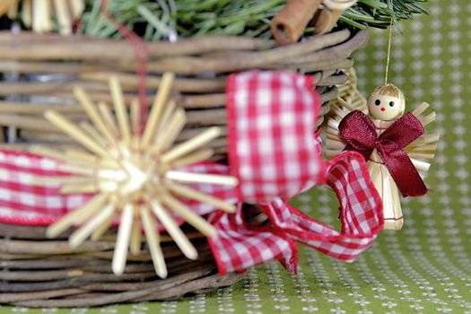 Christmas straw wreath decoration - photo captures and presents various details of Christmas straw wreath, such as dried orange and apple, straw figurines...