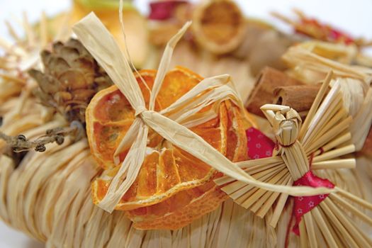 Christmas straw wreath decoration - photo captures and presents various details of Christmas straw wreath, such as dried orange and apple, straw figurines...