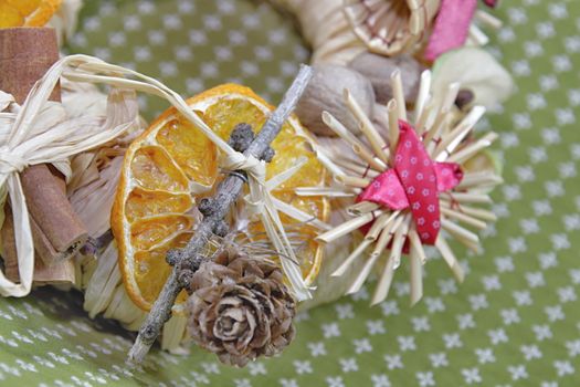 Christmas straw wreath decoration - photo captures and presents various details of Christmas straw wreath, such as dried orange and apple, straw figurines...