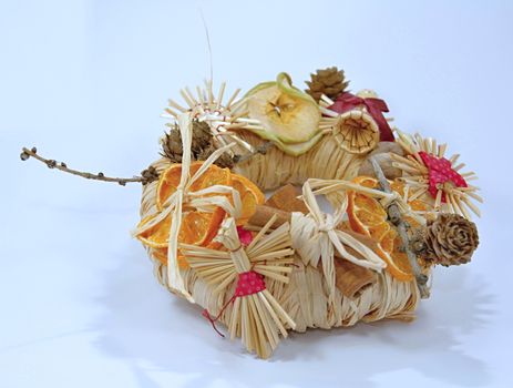 Christmas straw wreath decoration - photo captures and presents various details of Christmas straw wreath, such as dried orange and apple, straw figurines...