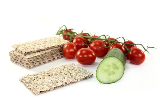 Crispbread with tomato and cucumber