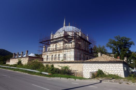 Tombul mosque in Shumen, Bulgaria under construction. The Sherif Halil Pasha Mosque, (Turkish: Tombul Camii), more commonly known as the Tombul (or Tumbul) Mosque, located in Shumen, is the largest mosque in Bulgaria and one of the largest on the Balkan.