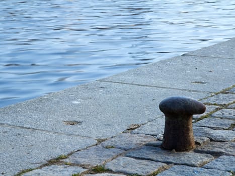 Photo shows detail of a river bank and its mooring point.