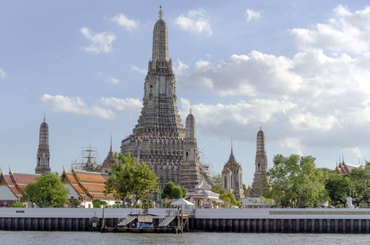 BANGKOK - JULY 3: View of Wat arun temple from ferry boat on chao phra river, Wat Arun is a Buddhist temple (wat) in Bangkok Yai district of Bangkok. July 3, 2014 in Bangkok,Thailand