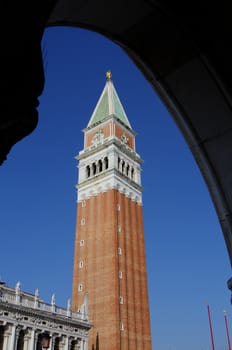 The bell tower of San Marco is one of the symbols of the city of Venice. The Venetians affectionately call him El Par��n de casa (The landlord). Along the same name and the same of Piazza San Marco basilica, from which it takes its name, is the main monument of Venice and one of the symbols of Italy.