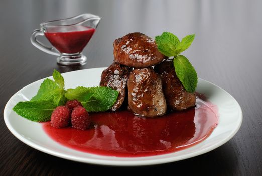 Pieces of chicken liver with raspberry sauce