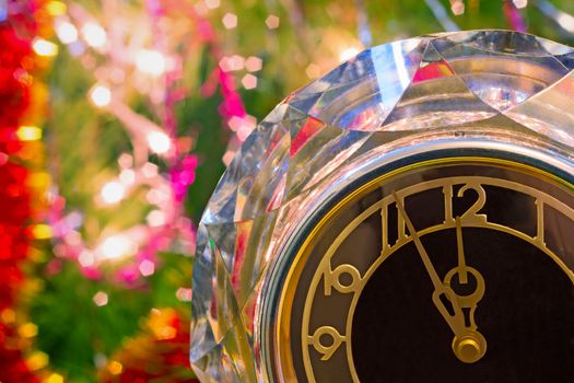 
Beautiful watch around the Christmas tree show that before the arrival of the New year is five minutes.