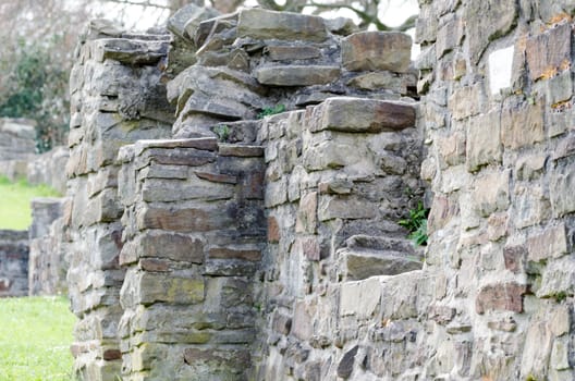 Old slightly dilapidated Burgemäuer with moss.
