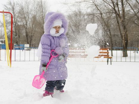 Four-year-old girl threw herself with snow shovels