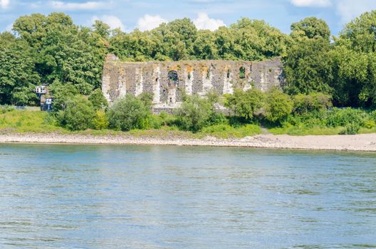 Jim Düsseldorf district Kaiserwerth is the ruins of the imperial palace. Emperor Frederick Barbarossa moved the Rhine 1174 inches of Tiel in the Netherlands to Kaiserwerth.