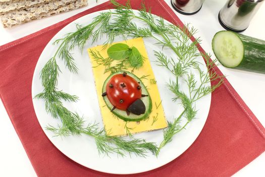 Crisp bread with cheese, tomato and dill