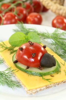 Crisp bread with cheese, tomato and dill