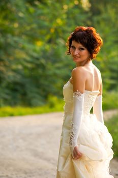 <font><font>Красивая девушка в свадебном платье</font></font>