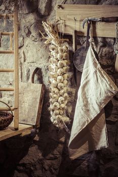 Picture of many plaited garlic in a rustic context.