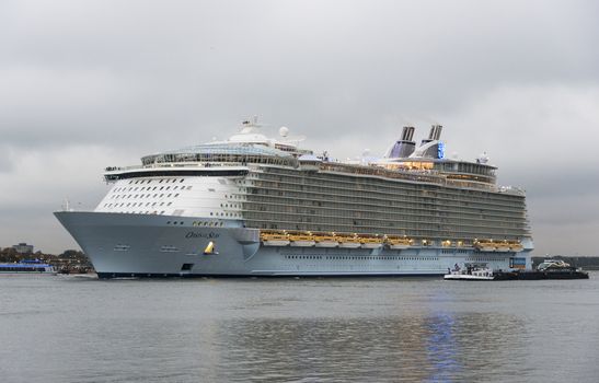 ROTTERDAM,NETHERLANDS - OKT 14: The oasis of the seas leaving the rotterdam harbor to southampton on Okt 2014 in Rotterdam,this is the biggest cruise ship in the world