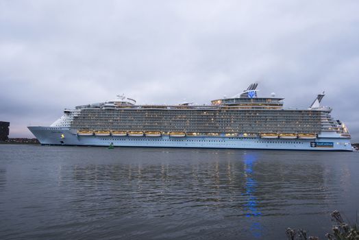 ROTTERDAM,NETHERLANDS - OKT 14: The oasis of the seas leaving the rotterdam harbor to southampton on Okt 2014 in Rotterdam,this is the biggest cruise ship in the world