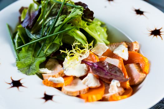 Hot chicken and fresh vegetables as a healthy salad