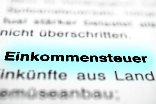 Text auf Seite "Einkommensteuer" mit markierung horizontale Nahaufnahme