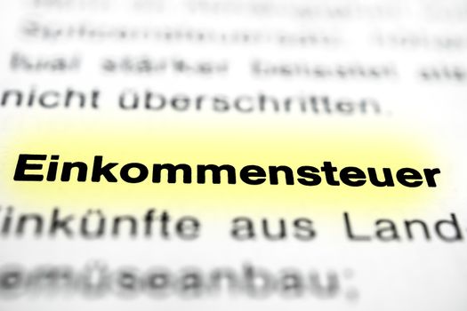 Text auf Seite "Einkommensteuer" mit markierung horizontale Nahaufnahme