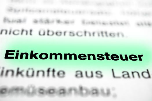 Text auf Seite "Einkommensteuer" mit markierung horizontale Nahaufnahme